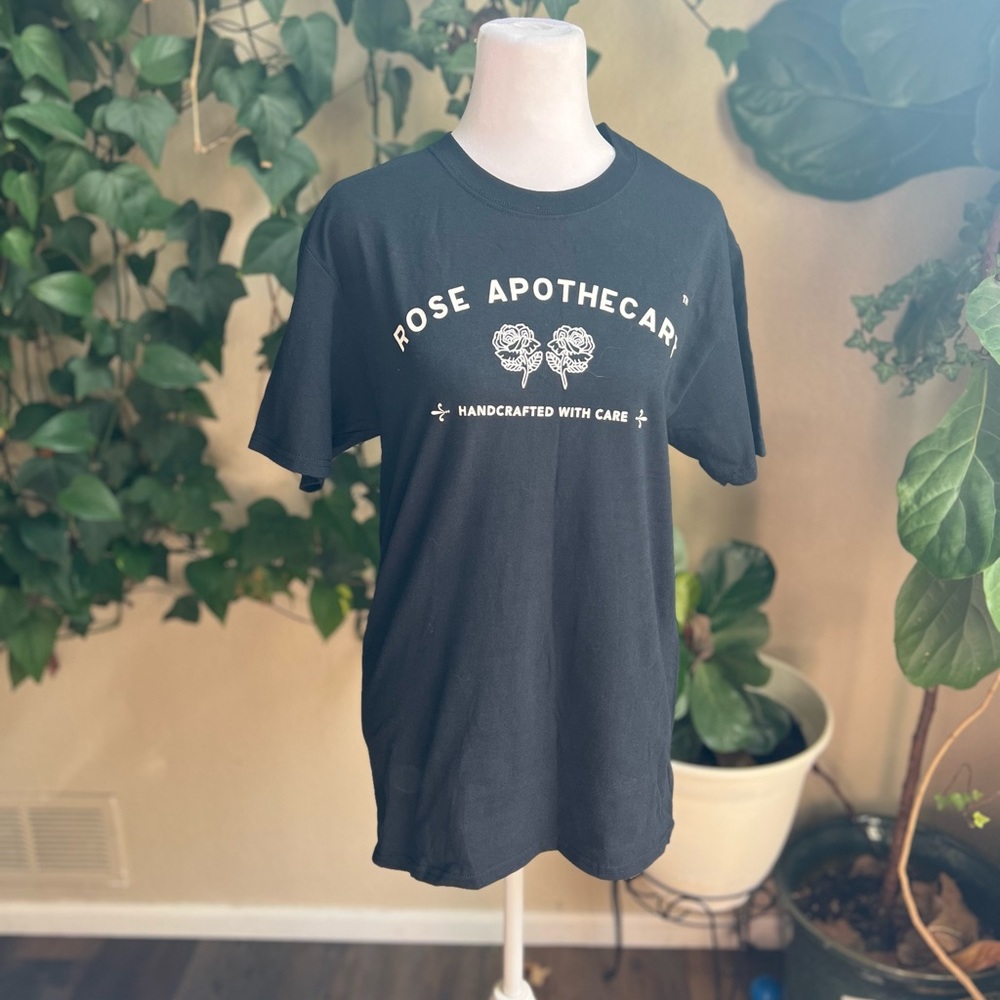 SCHITTS CREEK Rose Apothecary Black Graphic T Shirt | small